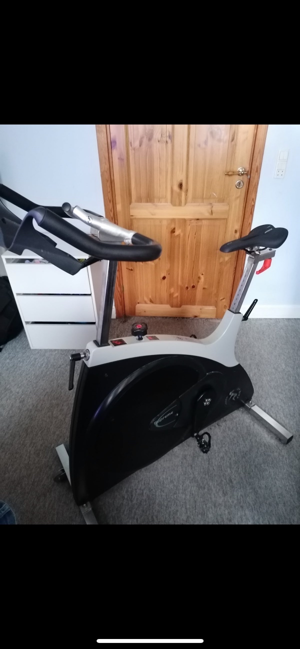 Løftet en spinningcykel (50-60 kg) fra gade/min bil op til 4 sal