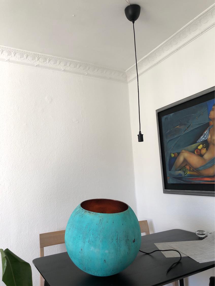 Hængt loftslampe op over spisebordet.