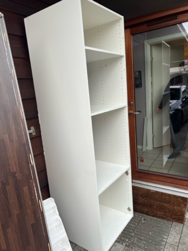 der skal smides pap fra nyt køkken ud og 3 bordplader, samt byggeaffald