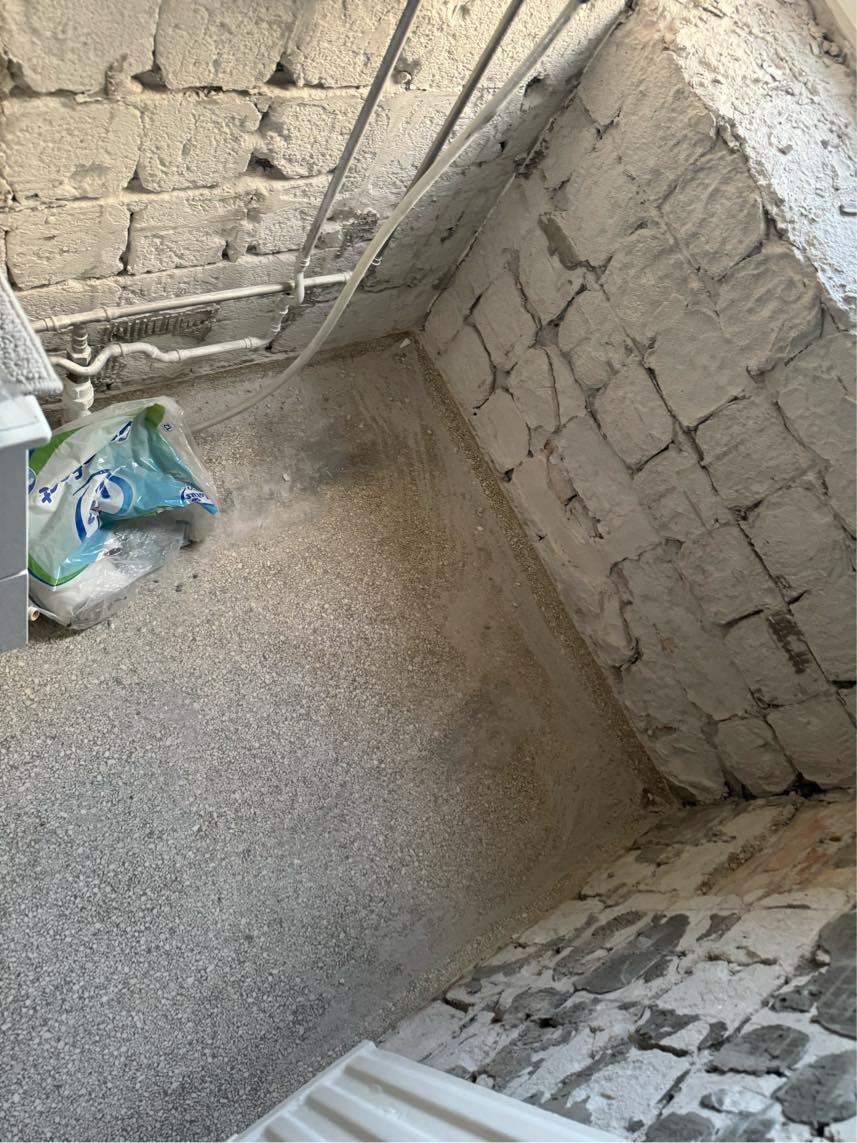 Banke terrazzo gulv op i badeværelse ned til beton