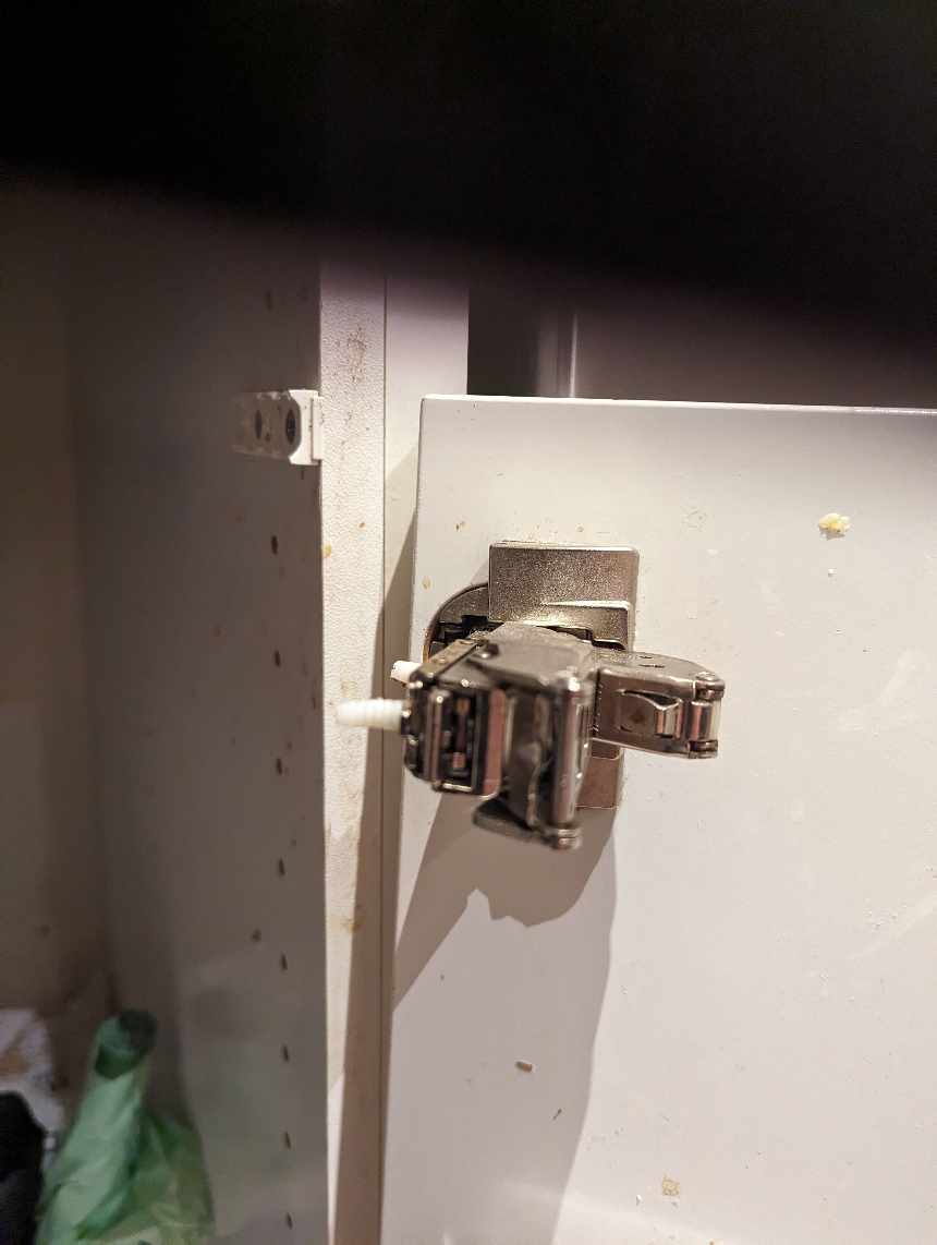 Sætte køkkenlåge fast