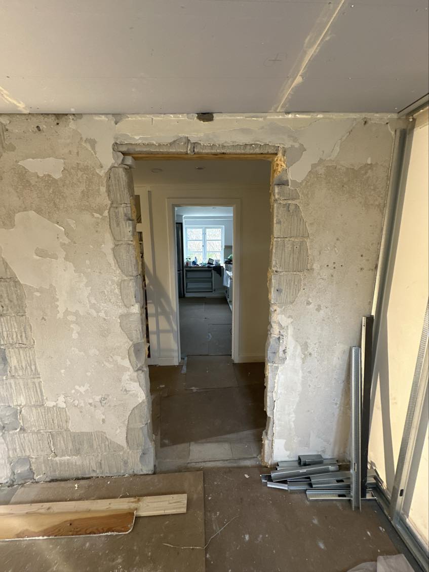 Pudsning af nogle vægge og lukke en hul med gasbeton