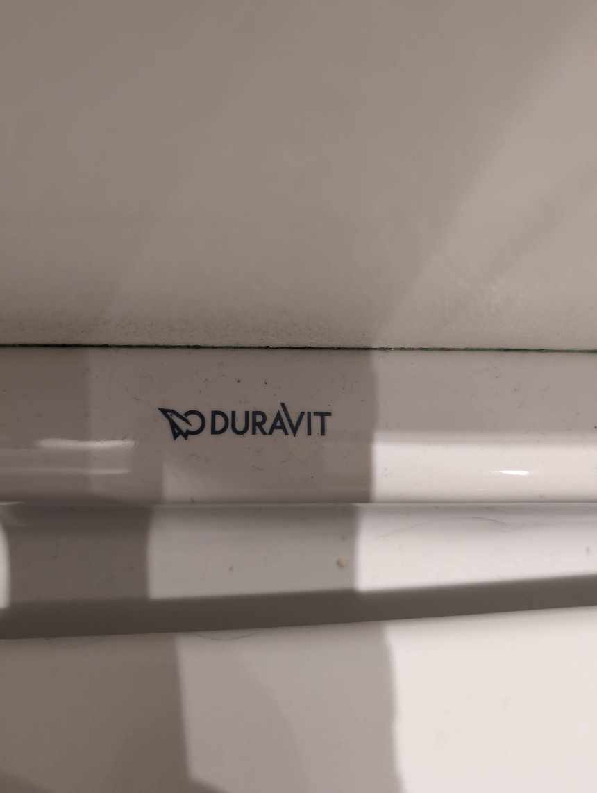 Vi skal have skiftet en håndvask på toilettet, skiftet toiletbrættet, skiftet armatur i køkken