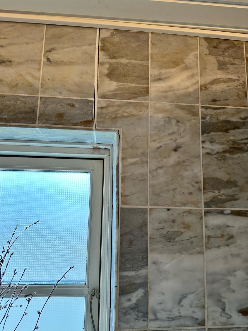 Fuge fliser på badeværelse. Se billede