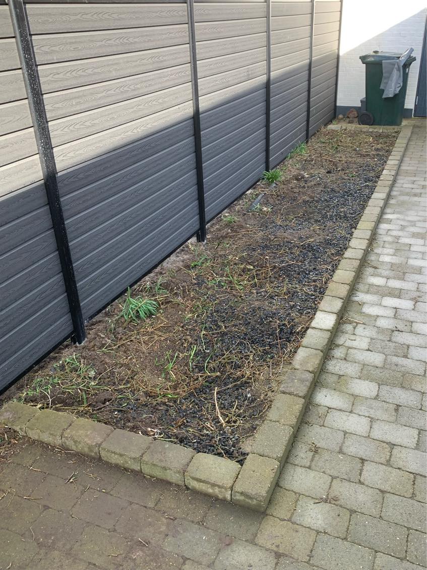 Tømt bedet for granit og jord