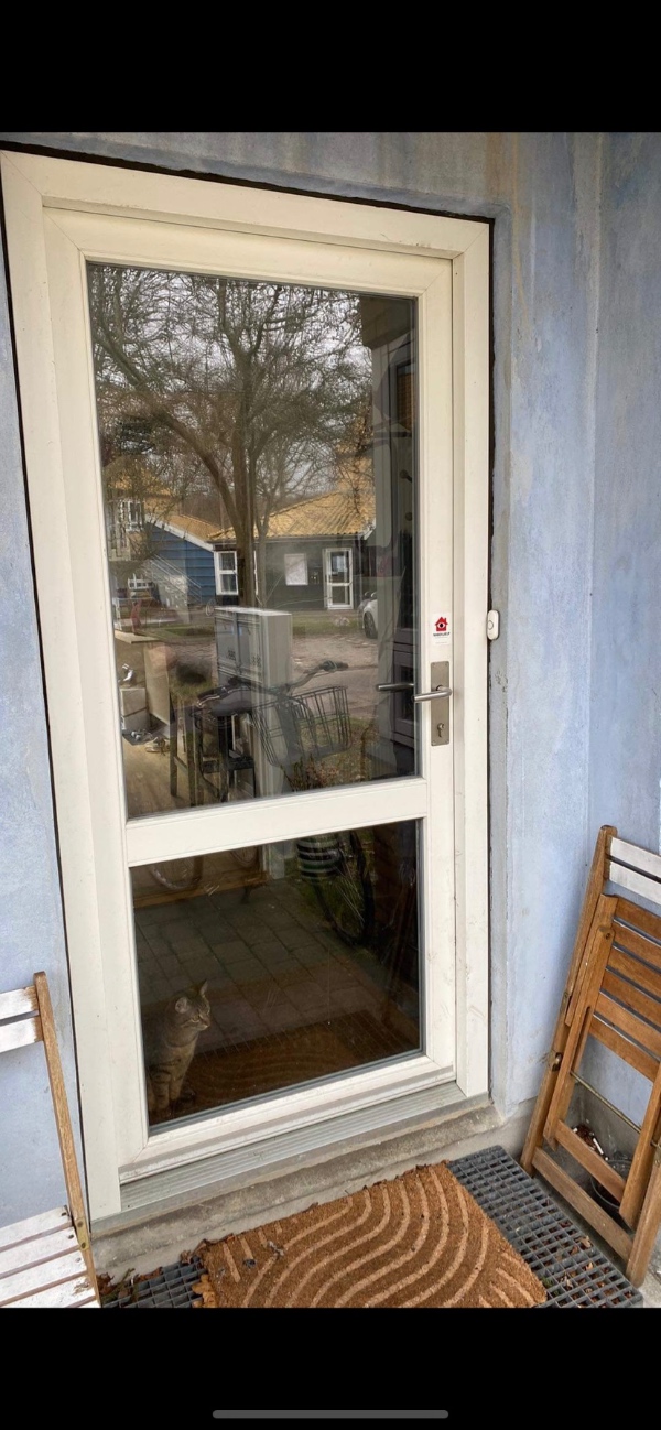 Kattelem i dør - glasrude må ikke bruges