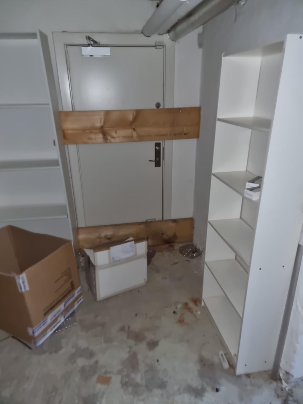 Tømning af butik for inventar og affald