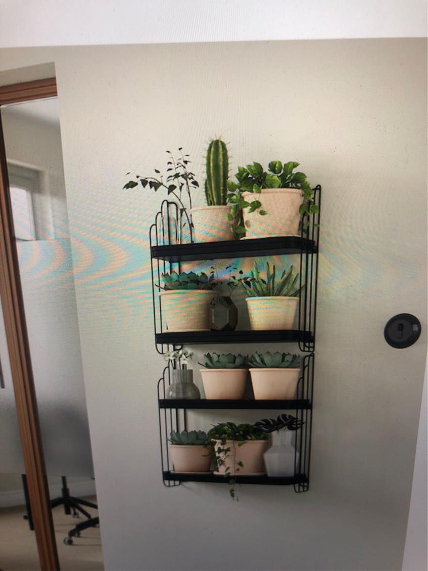 Montering af metal hylder på væggen