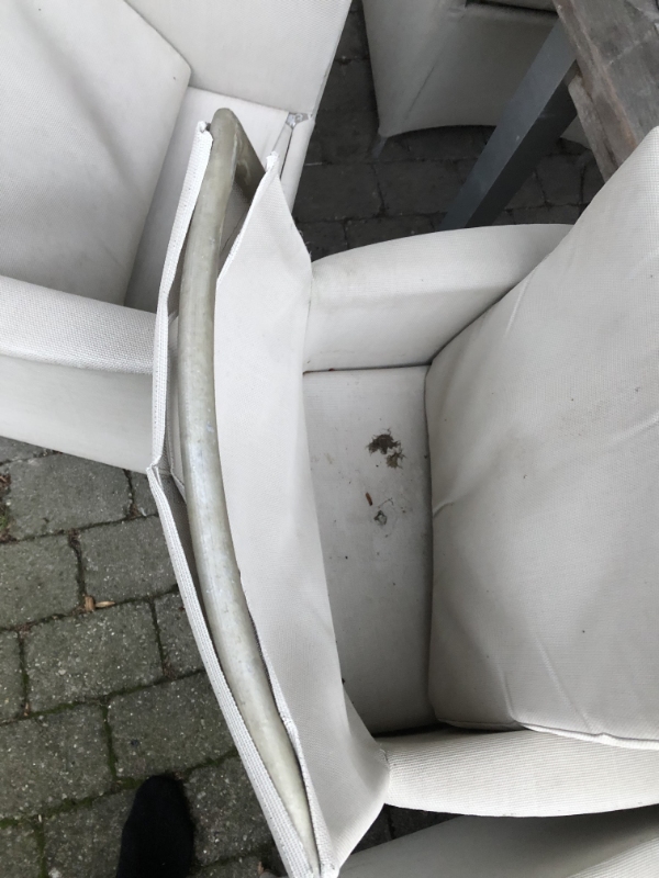 Have stole som har plast/kunststof overtræk hvor overtræk er gået op i sygninger. Betræk er ok