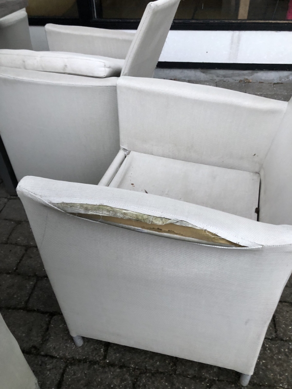 Have stole som har plast/kunststof overtræk hvor overtræk er gået op i sygninger. Betræk er ok